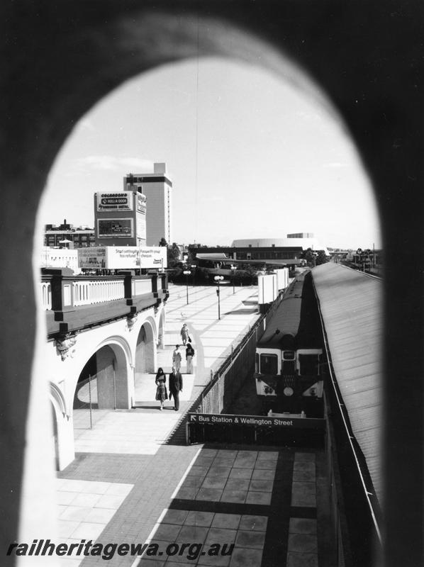 P00204
Elevated view of the walkway from the City station to the bus station
