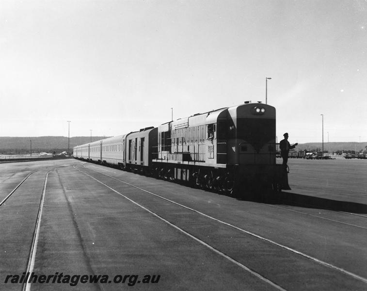 P00432
K class 209 hauling the Indian Pacific into the Kewdale Freight Yard
