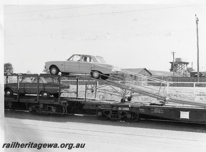 P00800
QU class 25001 with ramp to load road vehicles onto adjoining wagon, car being driven up the ramp
