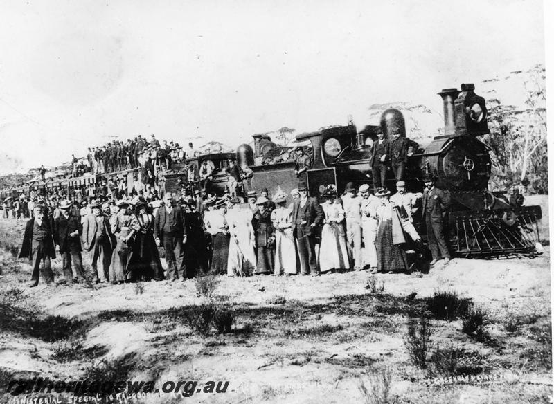 P00865
P class 63, G class, Hines Hill, crowd in front of train, This Ministerial Special was the first train to Kalgoorlie
