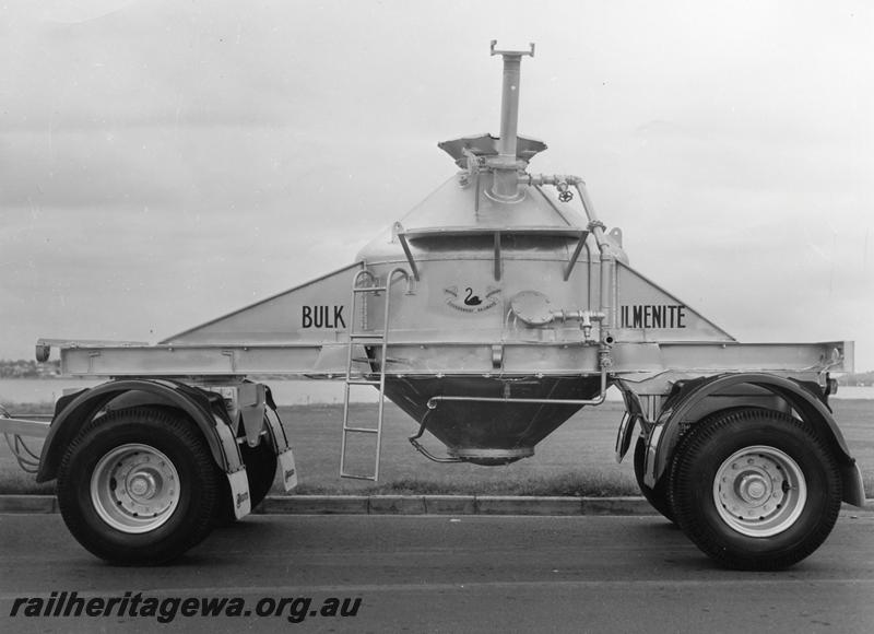 P00913
Railway Road Service Bulk Ilmenite trailer, side view
