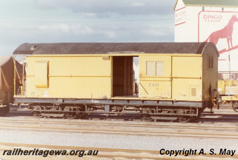 P01118
Z class 221, Leighton Yard, side view, 