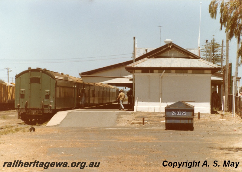 P01344
ARM class carriage, station building, Bunbury, SWR line, end view of carriage and station
