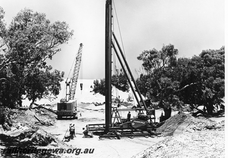 P01495
Pile driver, derrick crane, constructing the bridge over the Irwin River, DE line.
