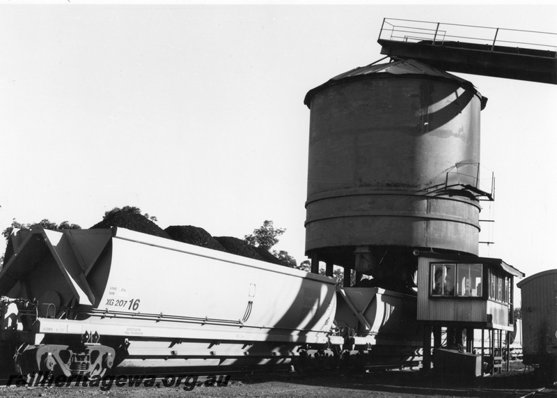P01586
XG class 20716, coal loading plant, Collie, BN line, front and side view, being loaded.
