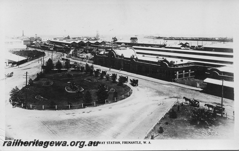 P01673
Postcard of Fremantle Station, ER line, showing handsome cabs in the forecourt, carriage sheds in the background.
