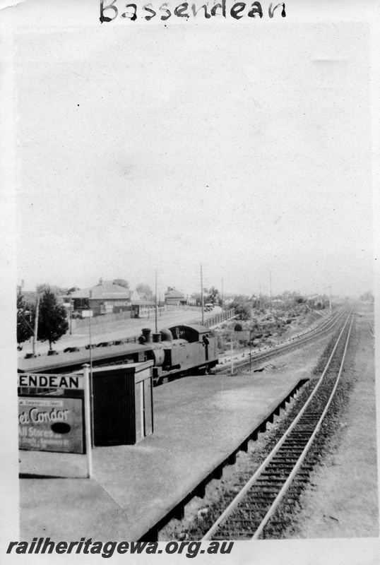 P01686
D class on suburban working, Bassendean, ER line, island platform, nameboard, c1920

