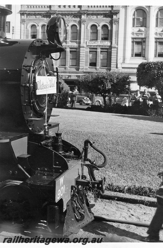 P01937
W class 901 with sign 