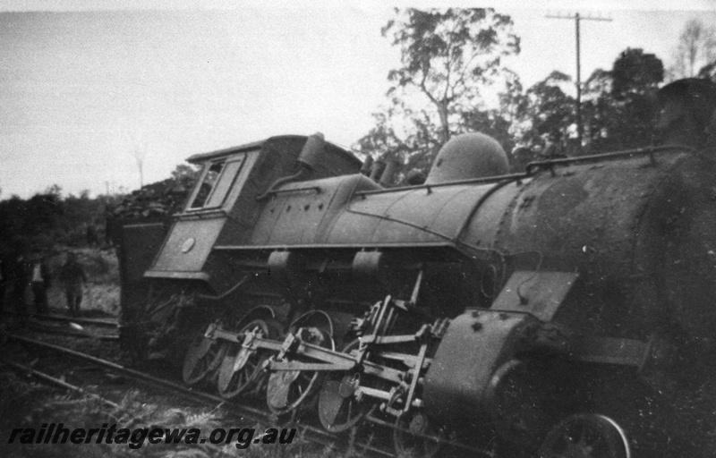 P02661
FS class 450 steam locomotive derailed, side view, Moorhead, BN line. Date of derailment 2/5/1955, Same as P14698
