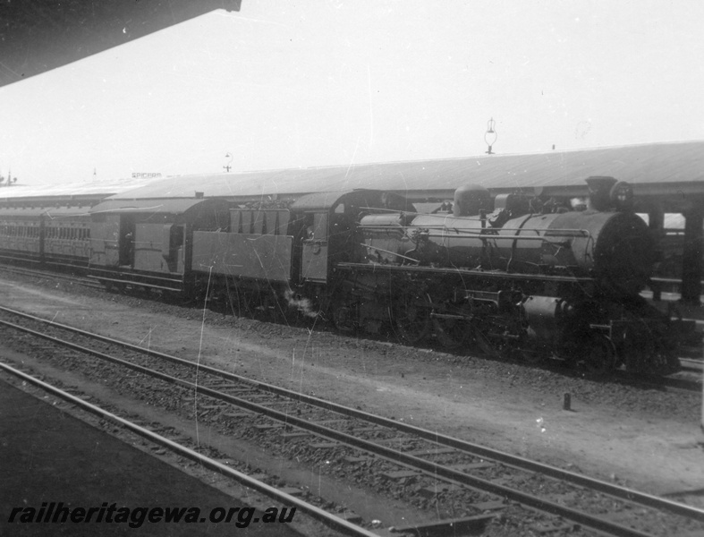 P03056
PM class 705 steam locomotive, brakevan, side and front view, Perth station, ER line.

