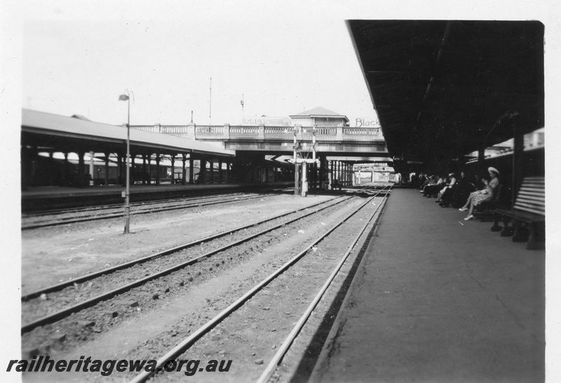 P03172
Perth station, ER line, passengers waiting
