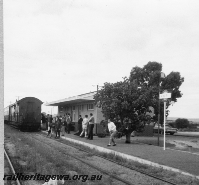 P03198
Station building, western end, low level platform, nameboard, Amery, GM line.
