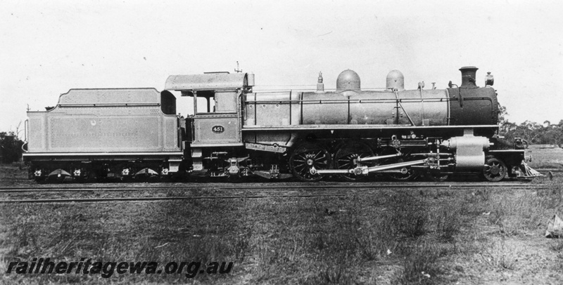 P03209
P class 451 steam locomotive, side view, in grey photographic livery, c1927.
