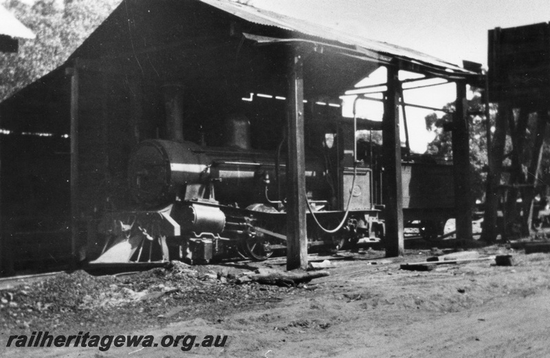 P03275
Buckingham Brothers A class 3 steam locomotive at Buckingham mill, side view, water tower.
