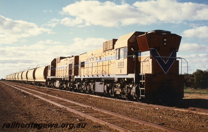 P03353
A class 1513 diesel locomotive double heading with an AA class 1519 diesel locomotive on a wheat train, side and front view, Bonnie Rock, KBR line.
