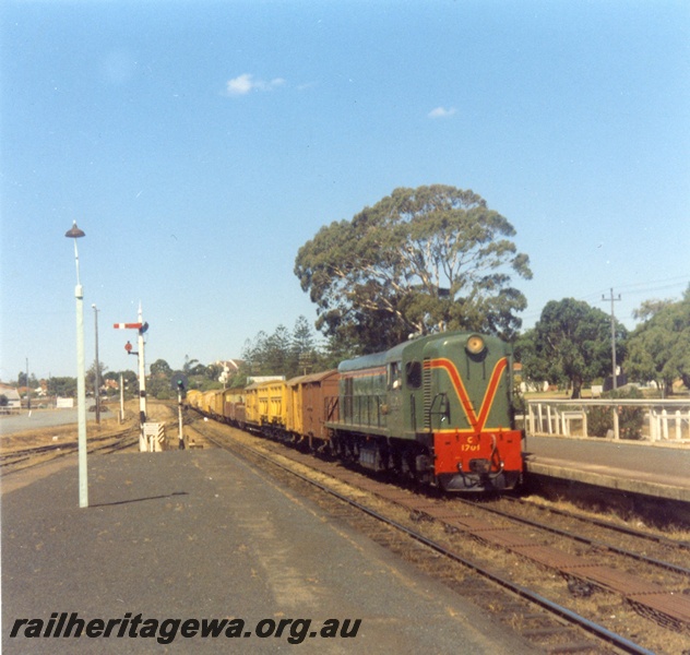 P03536
C class 1701, station light, signal, Claremont, ER line, goods train heading west
