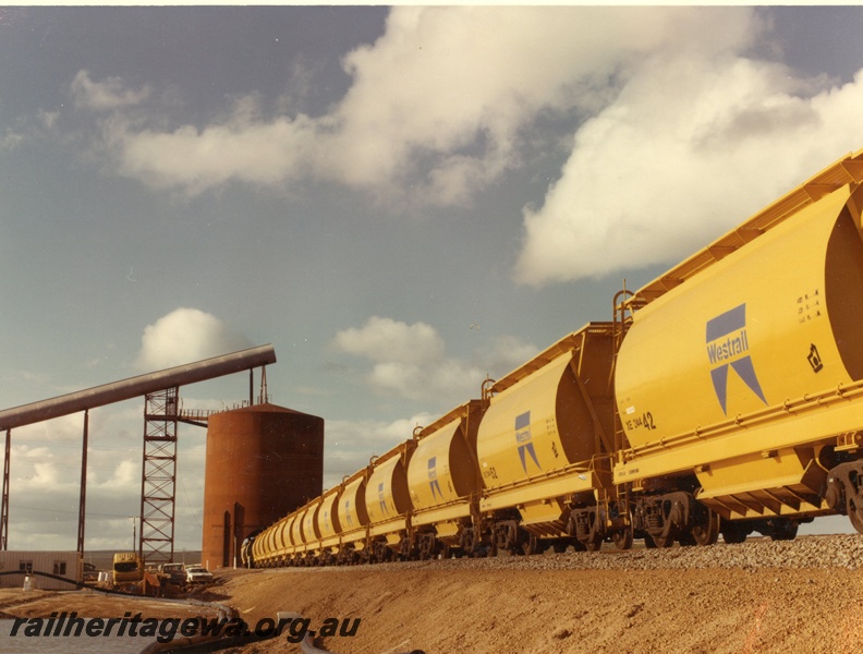 P03878
1 of 2, XE class ilmenite hoppers loading mineral sands, side view, Eneabba. DE line.
