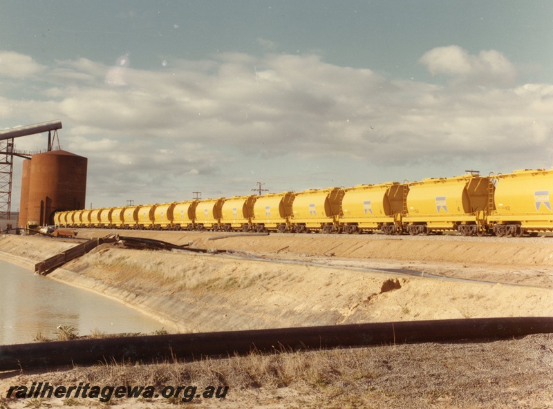 P03879
2 of 2, XE class ilmenite hoppers loading mineral sands, side view, Eneabba. DE line
