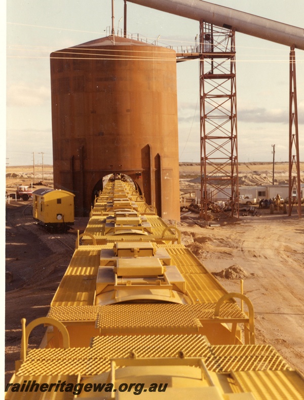 P03882
Elevated view of XE class bogie ilmenite hoppers at the train loader, Eneabba. DE line.
