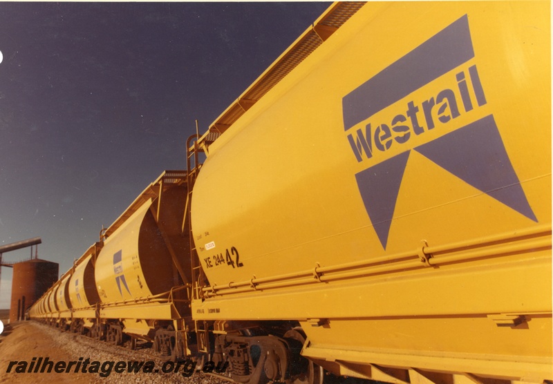 P04026
XE class wagons, loading mineral sands, Enabba. DE line
