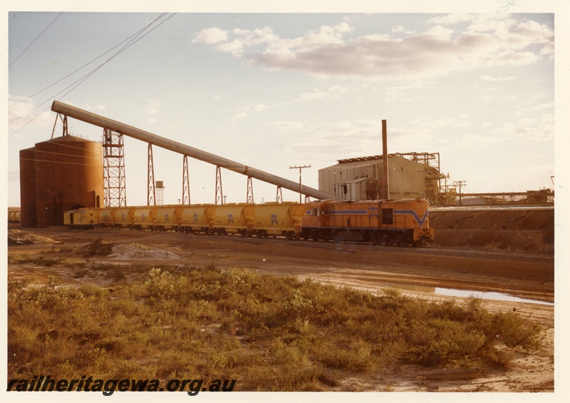 P04036
RA class 1907, Westrail orange with blue and white stripe, on mineral sands train, loading, Eneabba, DE line
