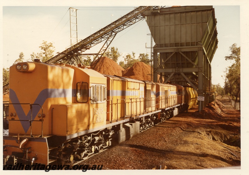 P04196
RA class 1908, Westrail orange with blue stripe, double heading on woodchip train loading, Lambert, PP line
