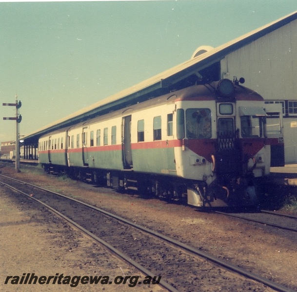 P04322
3 of 4, ADX class 670 diesel railcar with stainless steel cowcatcher, and ADA class 767 trailer, side and front view, on ARHS tour to Bibra Lake at Fremantle, FA line.
