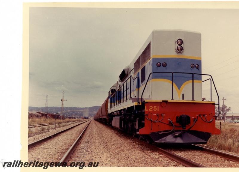 P04432
L class 251, Bellevue, grain train, long hood leading, original livery, side and end view of loco
