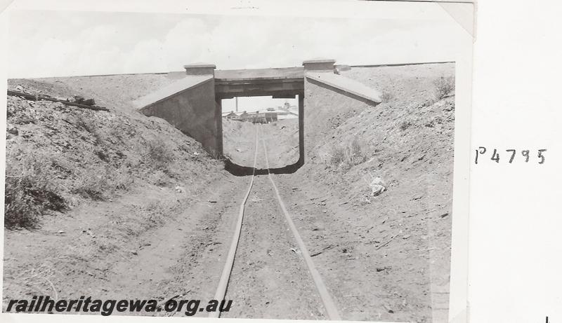 P04795
Sons Of Gwalia railway, subway under the WAGR line at Gwalia, KL line, side on view of the subway looking along the Sons Of Gwalia line. Same as P05683
