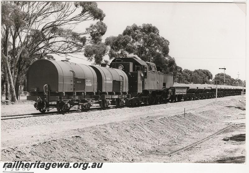 P05480
UT class 664, JA class tank wagons, ballast hoppers, between Cairn Hill Ballast Siding and Moora, MR line, ballast operations
