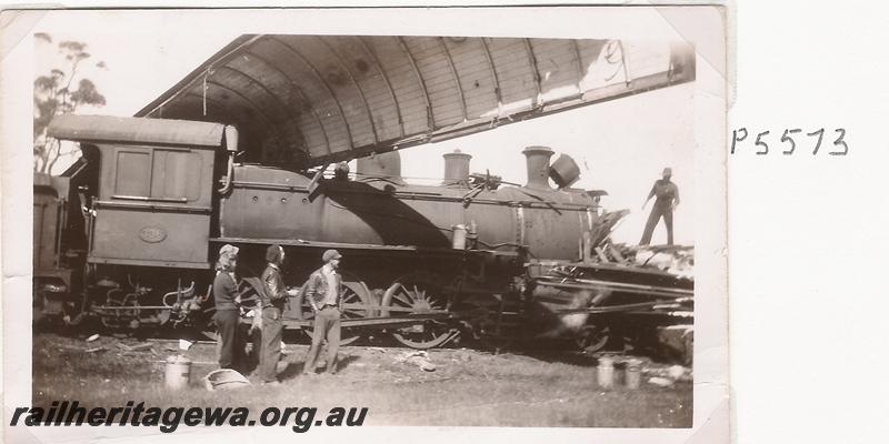 P05573
Collision, ES class 336 on  No.6 Passenger from Narrogin  ran into the rear of  No.8 Passenger from Albany to Perth,  side view of the loco with the ZL roof on top, Mount Kokeby, GSR line,
