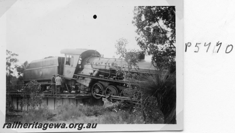 P05770
W class 960, Koojedda, ER line, loco has run off the turntable, view looking back
