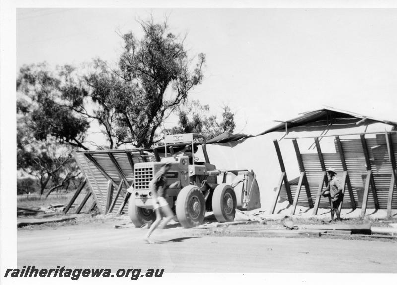 P05989
3 of 6 views of the loading of wheat at Coorow, MR line
