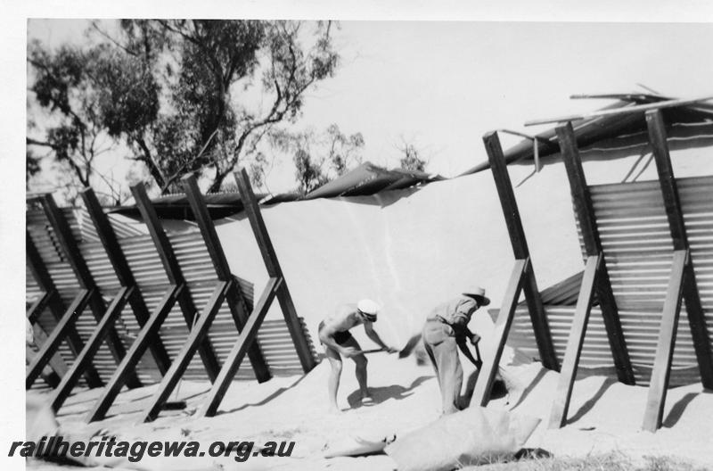 P05991
5 of 6 views of the loading of wheat at Coorow, MR line
