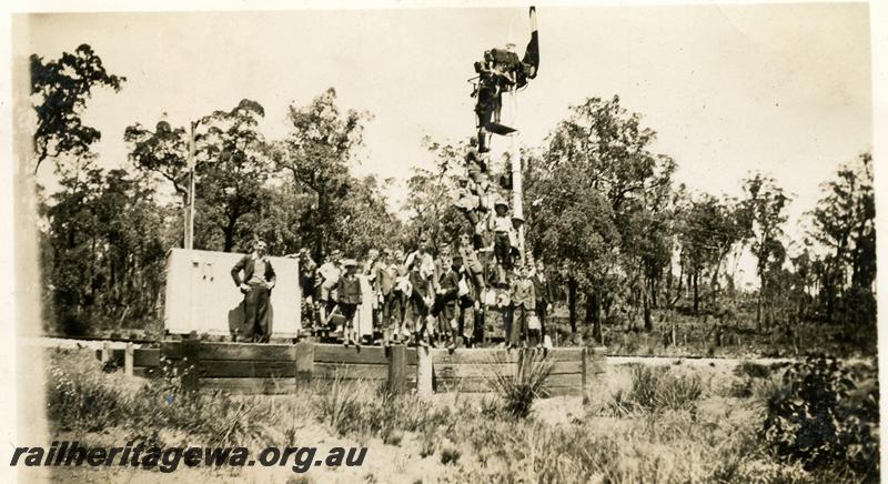 P06309
Hornby Railway Club hike, Parkerville, posing in front of upper quadrant signal
