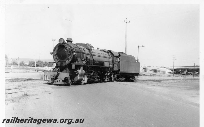 P06440
V class 1212 equiped with a Capuchon chimney, Midland, front and side view, entering loco depot
