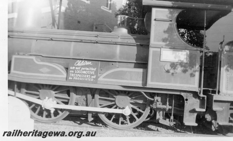 P06537
R class 174, Railway Institute, Midland Workshops, side view of cab and drivers.
