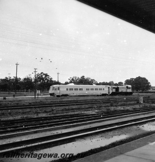 P06913
Prospector railcar coupled to H class 2, Midland
