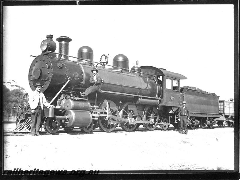P07024
EC class 249, Kellerberrin with crew, front and side view, EGR line, c1903
