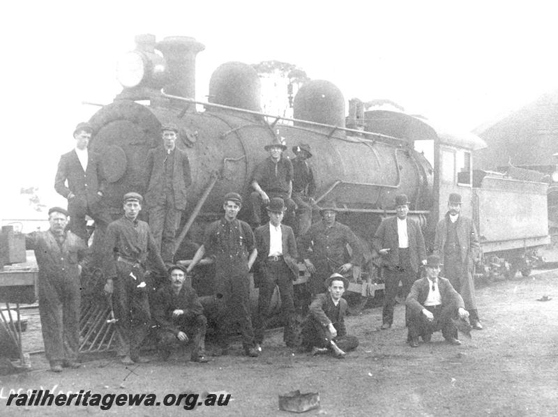 P07431
EC class 237 with workers, Wagin loco depot, GSR line, front and side view, same as P00229
