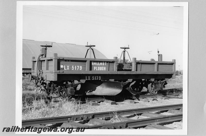 P07540
LX class 5179 ballast plough in good condition, front and side view
