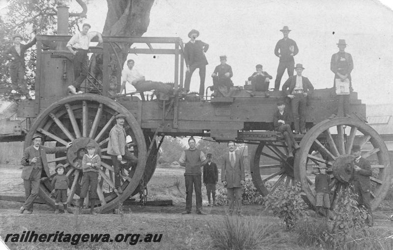 P07982
Timber whim with workers, very large self propelled whim.
