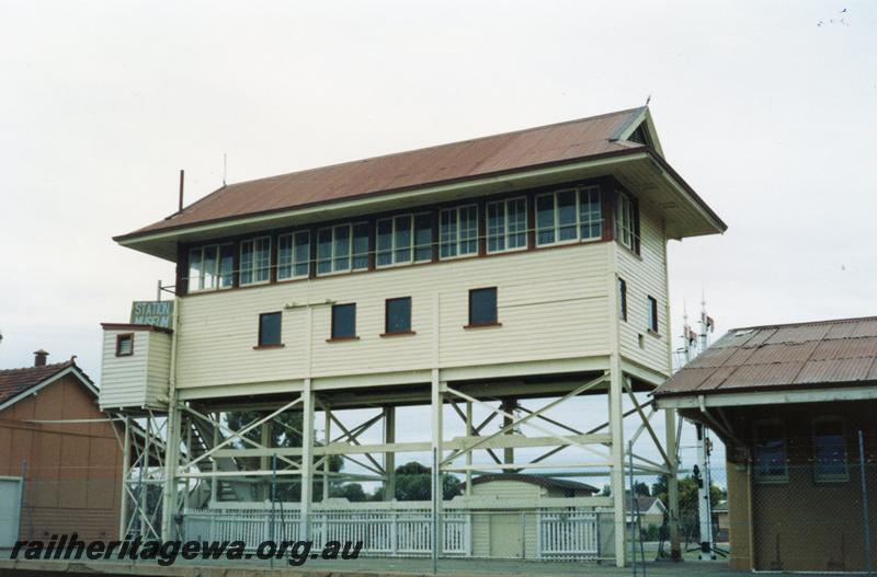 P08455
Merredin, signal box, narrow gauge, side view from north side, EGR line. Splitting semaphore visible.
