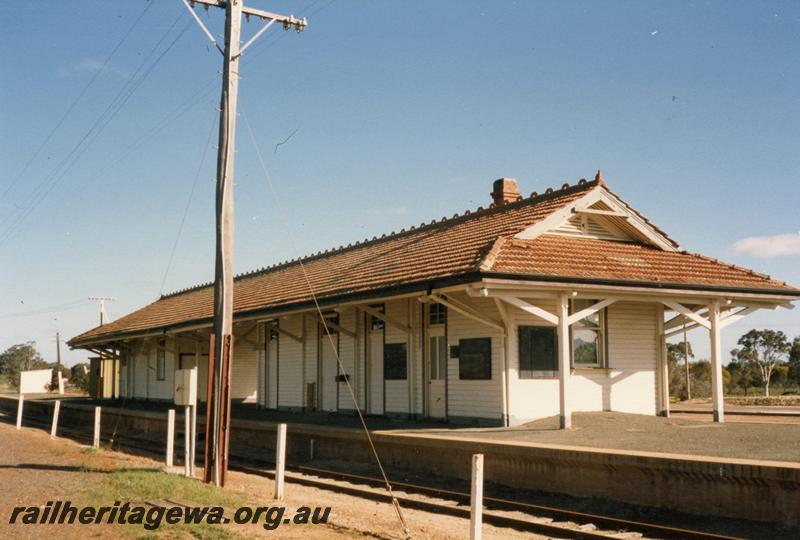 P08527
Tambellup, station building, platform, GSR line.
