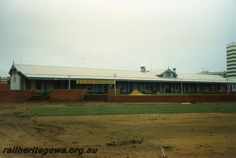 P08652
Bunbury, station building, view from rail side, SWR line.
