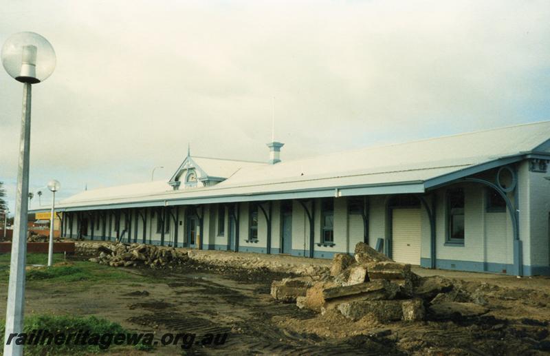 P08655
Bunbury, station building, view from rail side, SWR line.

