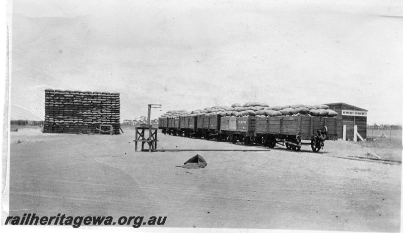 P08744
Wagons loaded with bagged wheat, stack of bagged wheat, Bindi Bindi, CM line
