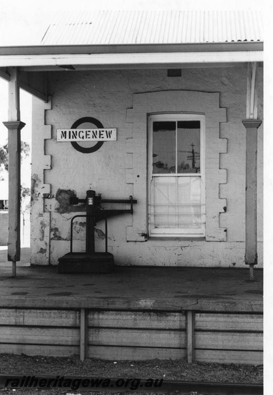 P08829
Station name sign, platform scales, Mingenew, MR line
