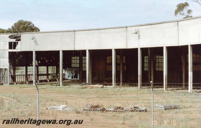 P08835
2 of 5 views of the steam loco depot at Collie, out of use and abandoned. Font view of roundhouse from other end to P8834
