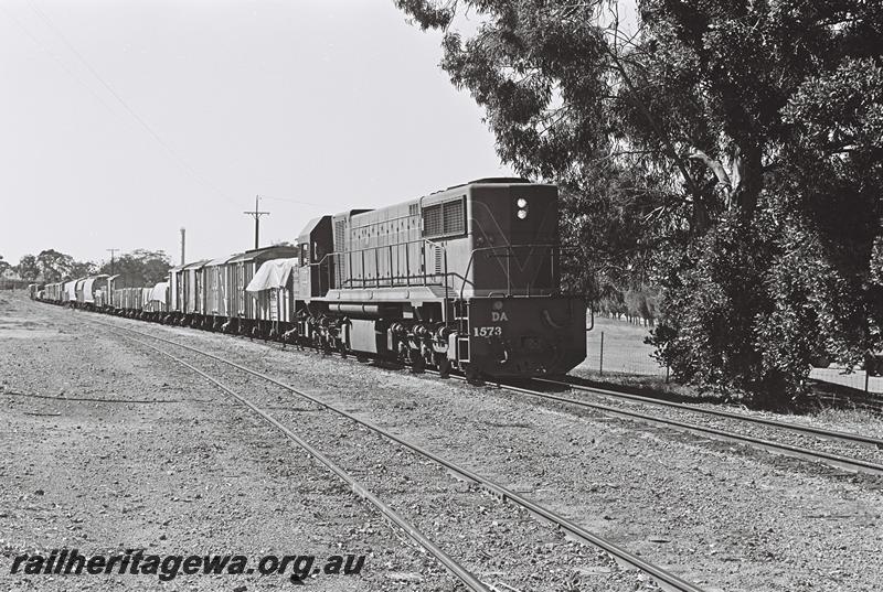P09011
DA class 1573, Unknown location, goods train, front on view of the same train as P9009
